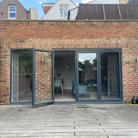 Wonderful 3 Bed Flat With Private Garden In Wimbledon - 1 The Queens Apartment ลอนดอน ภายนอก รูปภาพ