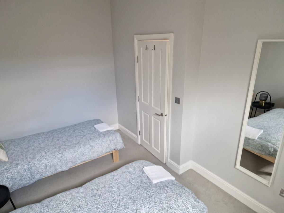 Wonderful 3 Bed Flat With Private Garden In Wimbledon - 1 The Queens Apartment ลอนดอน ภายนอก รูปภาพ