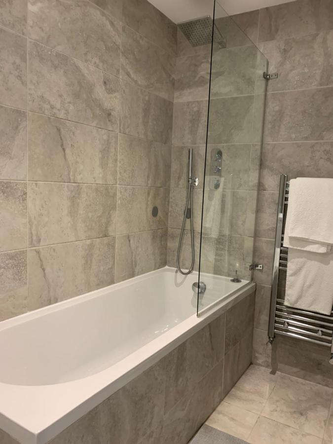 Wonderful 3 Bed Flat With Private Garden In Wimbledon - 1 The Queens Apartment ลอนดอน ภายนอก รูปภาพ