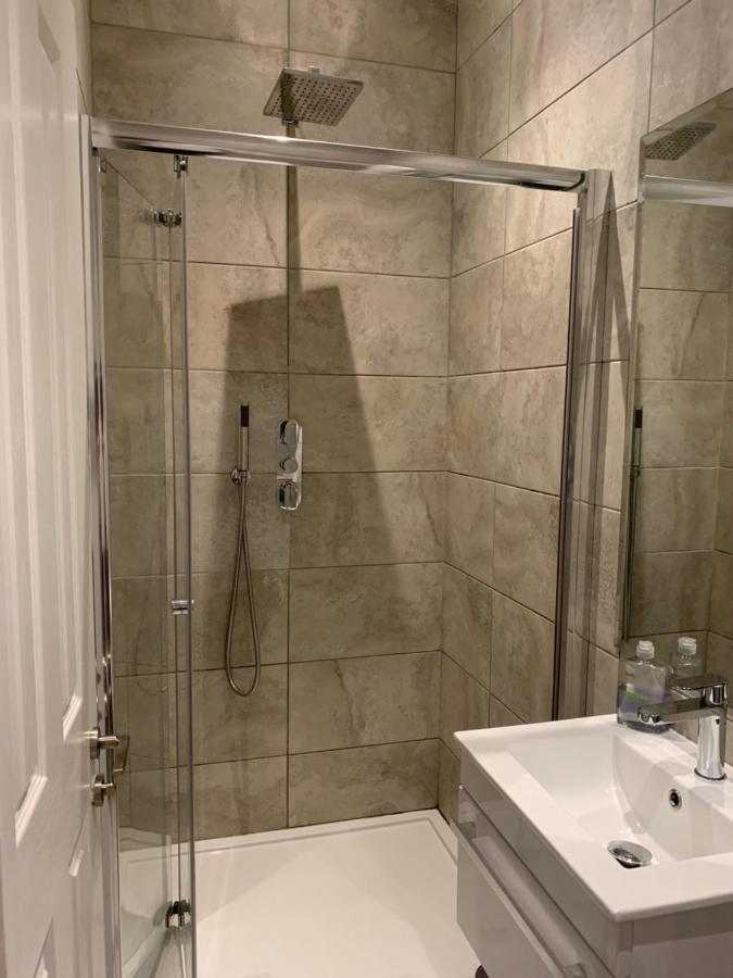 Wonderful 3 Bed Flat With Private Garden In Wimbledon - 1 The Queens Apartment ลอนดอน ภายนอก รูปภาพ